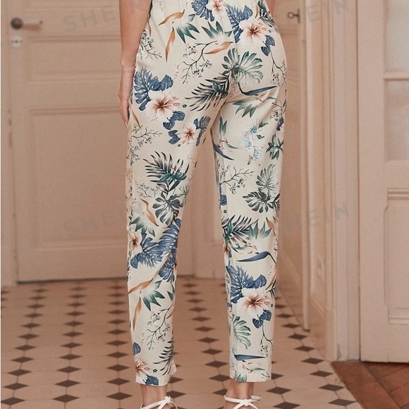 Floral print belted paperbag pants - Picture 2 of 2